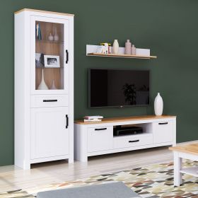 Vitrine in Weiß mit Oberflächen in Eichenoptik, Schubladenstauraum und Gestaltung im Landhausstil. Der Artikel ist freigestellt auf weißem Hintergrund abgebildet. Sichtbare Details sind geschlossene Schranktüren, offene Ablagen, waagerechte Griffe und ein