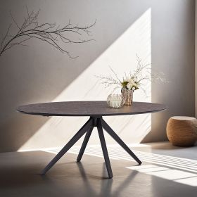 Esstisch mit Oberflächen in Eichenoptik und ovaler Tischform. Der Esstisch mit dunkler Tischplatte und schwarzem sternförmigem Metalluntergestell ist auf weißem Hintergrund abgebildet. Kleine Vasen beziehungsweise Pflanzen stehen als Dekoration auf der Pl