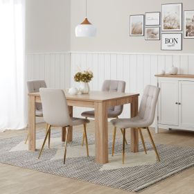 Essgruppe in Naturholzfarbe und Creme mit Holzelementen und Samtbezug. Der Freisteller zeigt den Esstisch und 4 gepolsterte Stühle als separate Möbel auf weißem Hintergrund. Die gesteppten Rückenlehnen und die schlanken Stuhlbeine sind sichtbar.