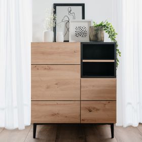 Kommode und Sideboard in Schwarz und Naturholzfarbe mit Oberflächen in Eichenoptik. Der Artikel ist freigestellt auf weißem Hintergrund abgebildet. Sichtbare Details sind Schubladenfronten, offene Ablagen, ein schwarzes Metallgestell und eine sichtbare Ho