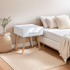 Nachttisch in Weiß mit Elementen aus Kiefernholz und Schubladenstauraum. Der weiße rechteckige Korpus mit einer Schublade und waagerechtem Griff ist schräg von vorn vor weißem Hintergrund abgebildet. Vier naturfarbene, leicht ausgestellte Beine tragen den