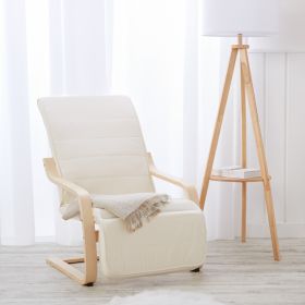 Relaxsessel in Naturholzfarbe mit Holzelementen. Der gepolsterte Sessel mit gebogenen Holzarmlehnen und ausgezogenem gepolstertem Fußbereich ist einzeln vor weißem Hintergrund abgebildet. Kopfpolster, waagerechte Ziernähte und das geschwungene Holzunterge