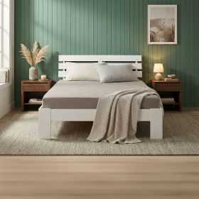 Holzbett in Weiß mit Elementen aus Kiefernholz. Das Bett ist mit Matratze, Bettwäsche und Kissen vor weißem Hintergrund abgebildet. Die Rahmenform und die Füße sind in der schrägen Produktansicht sichtbar.