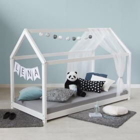Kinderbett mit hausförmigem Rahmen in Weiß mit Holzelementen. Das Hausbett mit offenem Dachrahmen und niedrigen Seitenteilen ist mit Matratze und Kissen auf weißem Hintergrund abgebildet. Die Dachform und die Liegefläche sind in der schrägen Ansicht sicht
